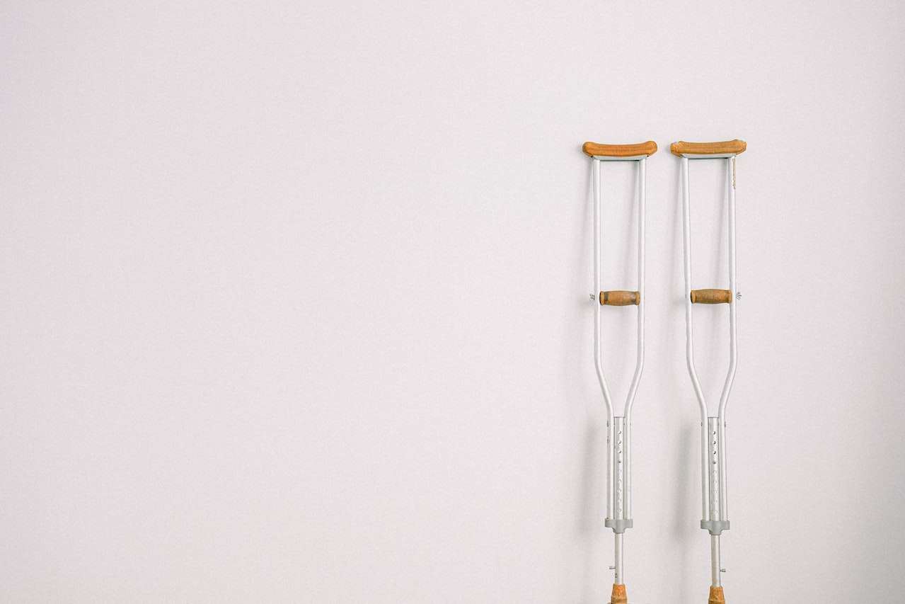 Cómo caminar con muletas - Guía práctica para pacientes