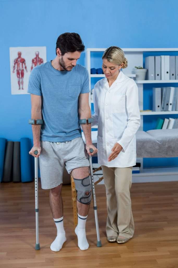 como caminar con muletas